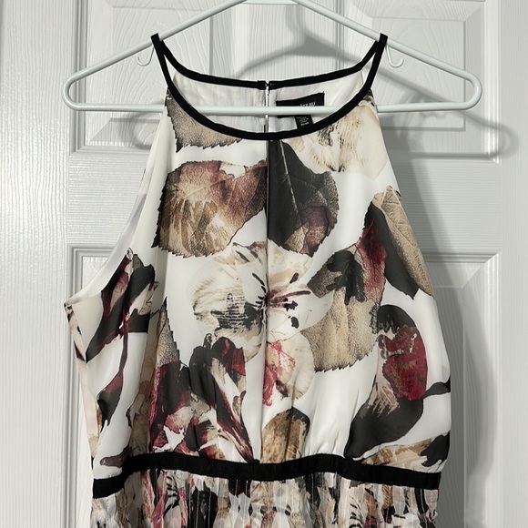 Le Château Floral Dress - Picture 2 of 7